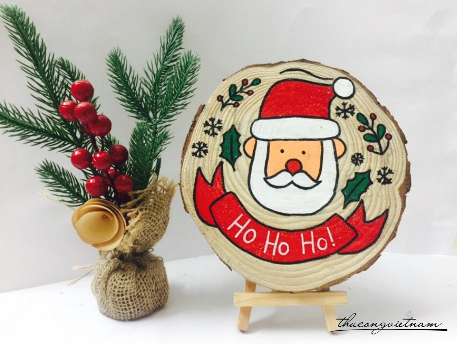 Khoanh gỗ vẽ tay Ông già Noel có giá đỡ 